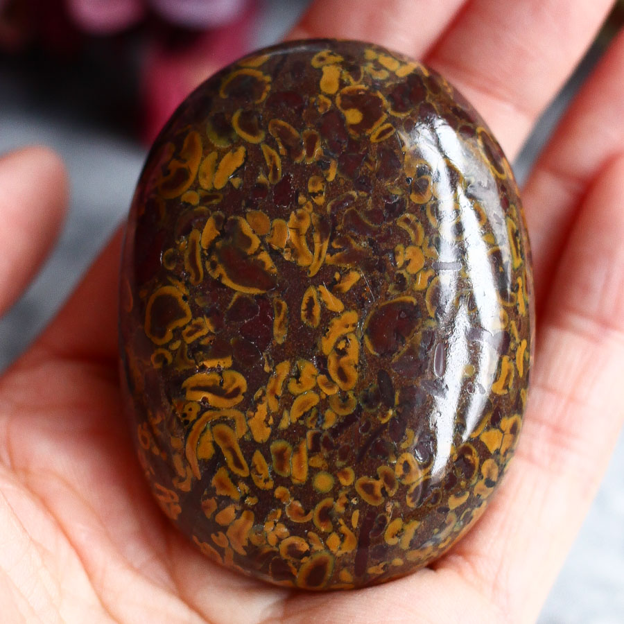 Фруктовая яшма в форме гальки (сабалгархский мрамор, яшма аджуба)