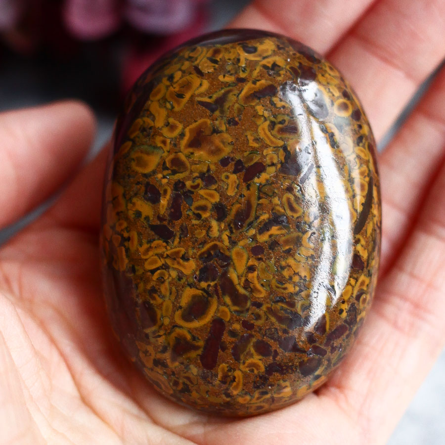 Фруктовая яшма в форме гальки (сабалгархский мрамор, яшма аджуба)