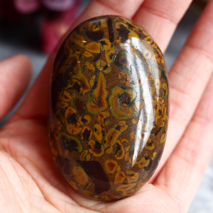Фруктовая яшма в форме гальки (сабалгархский мрамор, яшма аджуба)
