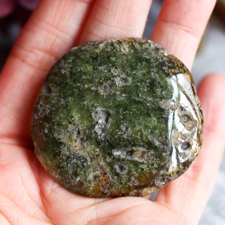 Гроссуляр (зеленый гранат) в форме гальки