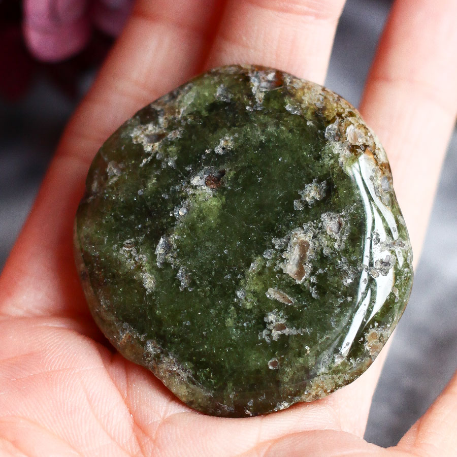 Гроссуляр (зеленый гранат) в форме гальки