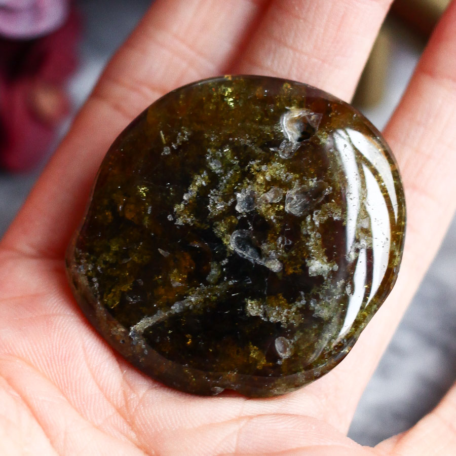 Гроссуляр (зеленый гранат) в форме гальки