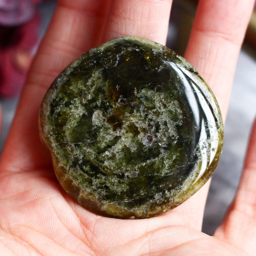 Гроссуляр (зеленый гранат) в форме гальки