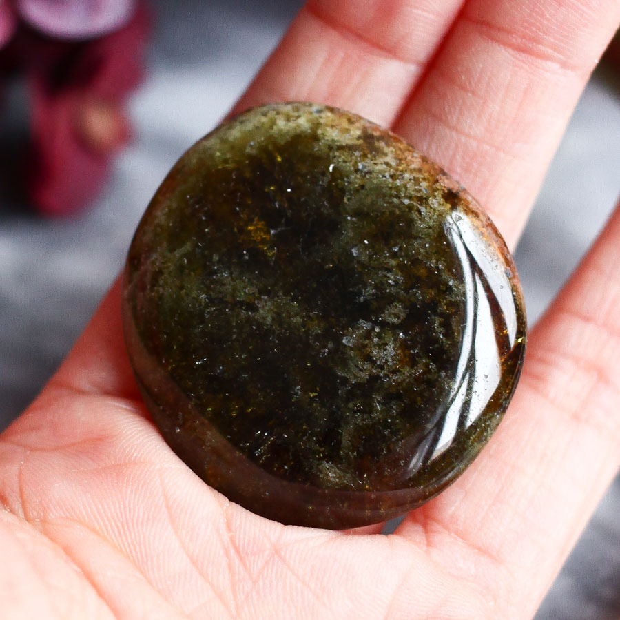 Гроссуляр (зеленый гранат) в форме гальки