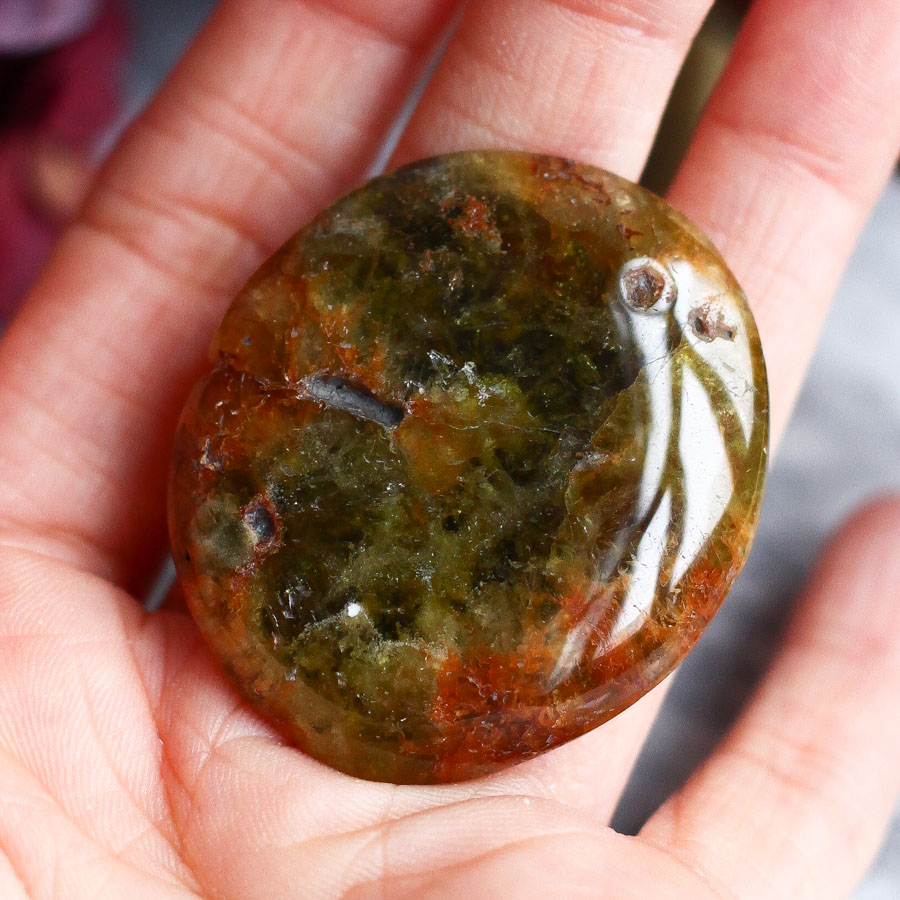 Гроссуляр (зеленый гранат) в форме гальки