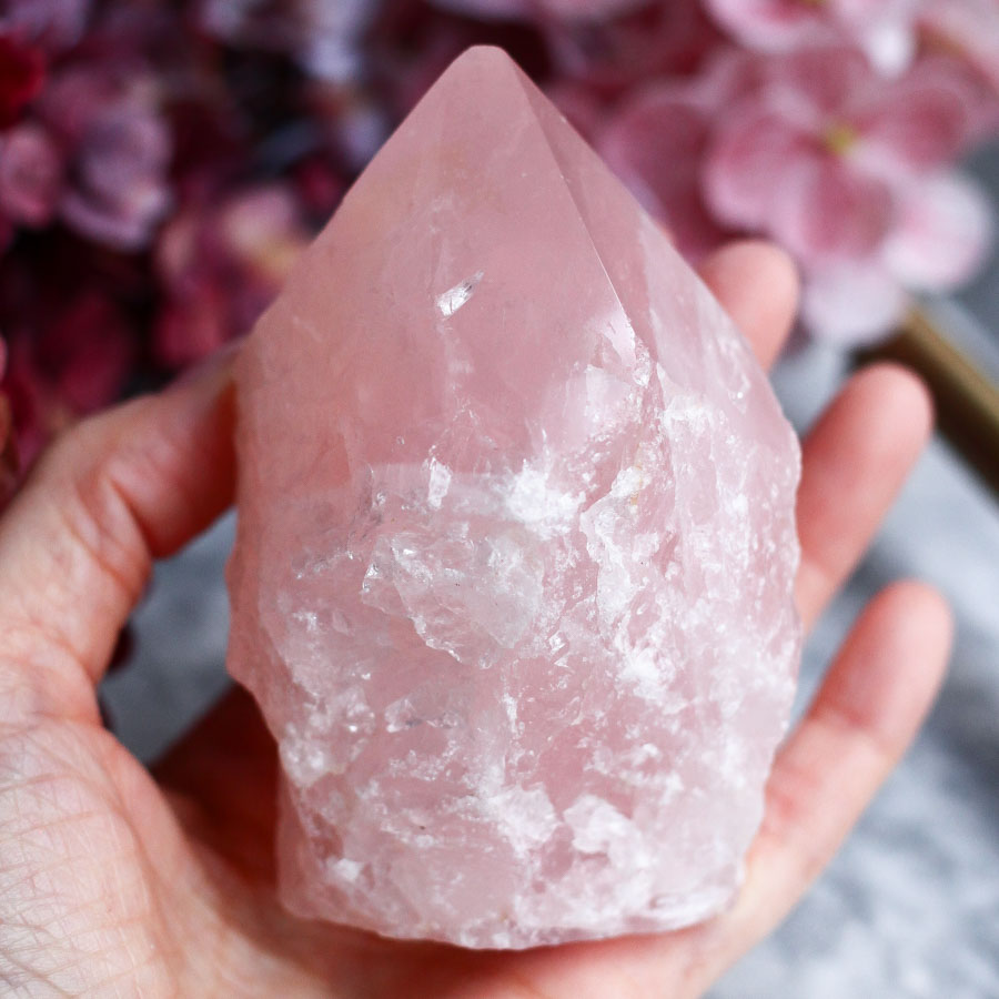 Розовый кварц в форме кристалла-генератора
