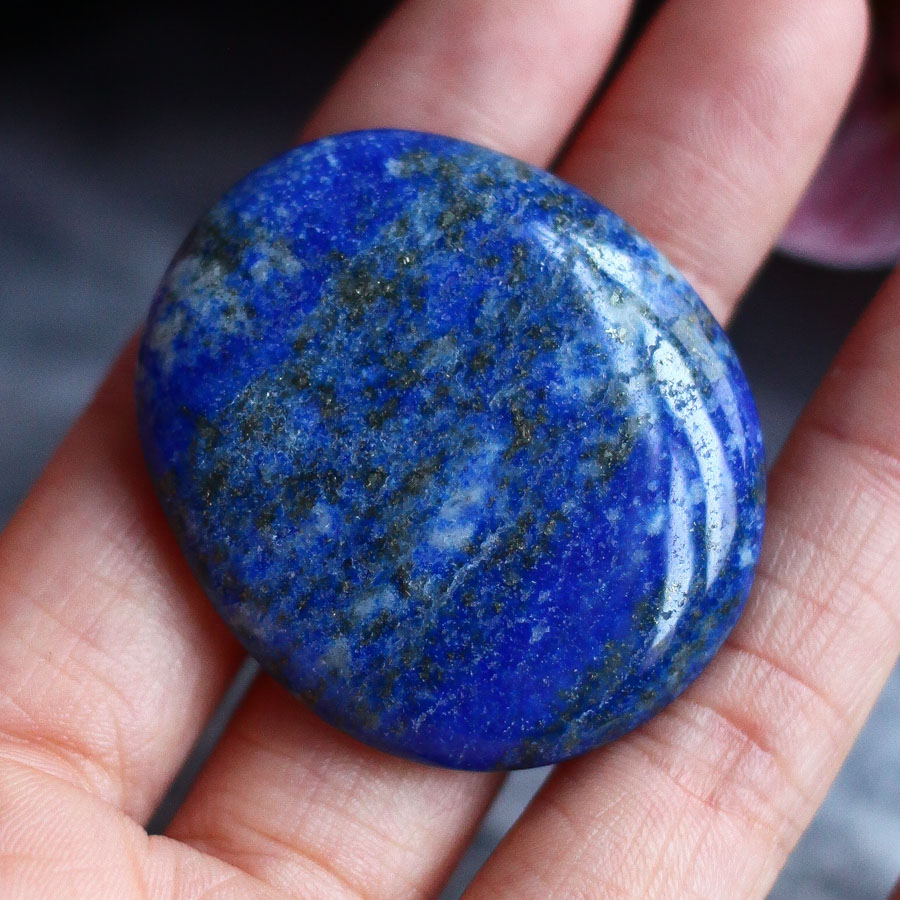 Лазурит в форме гальки