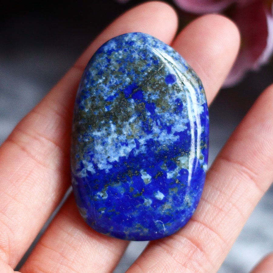 Лазурит в форме гальки