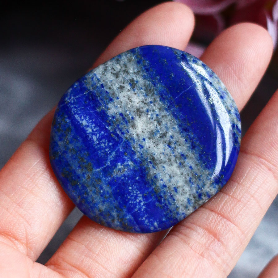 Лазурит в форме гальки