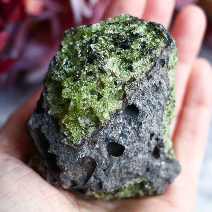 Хризолит на базальте