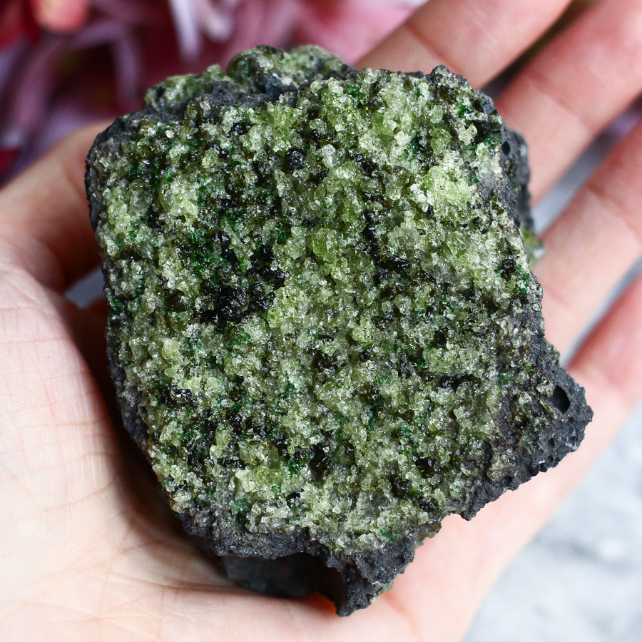 Хризолит на базальте