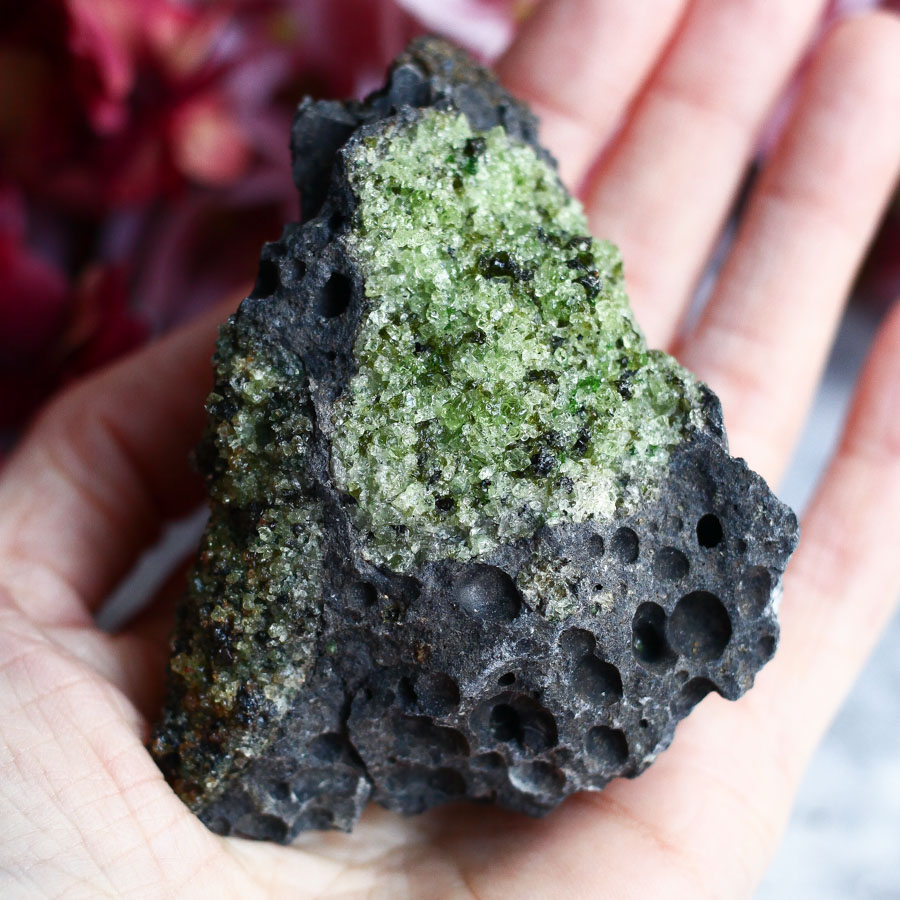 Хризолит на базальте