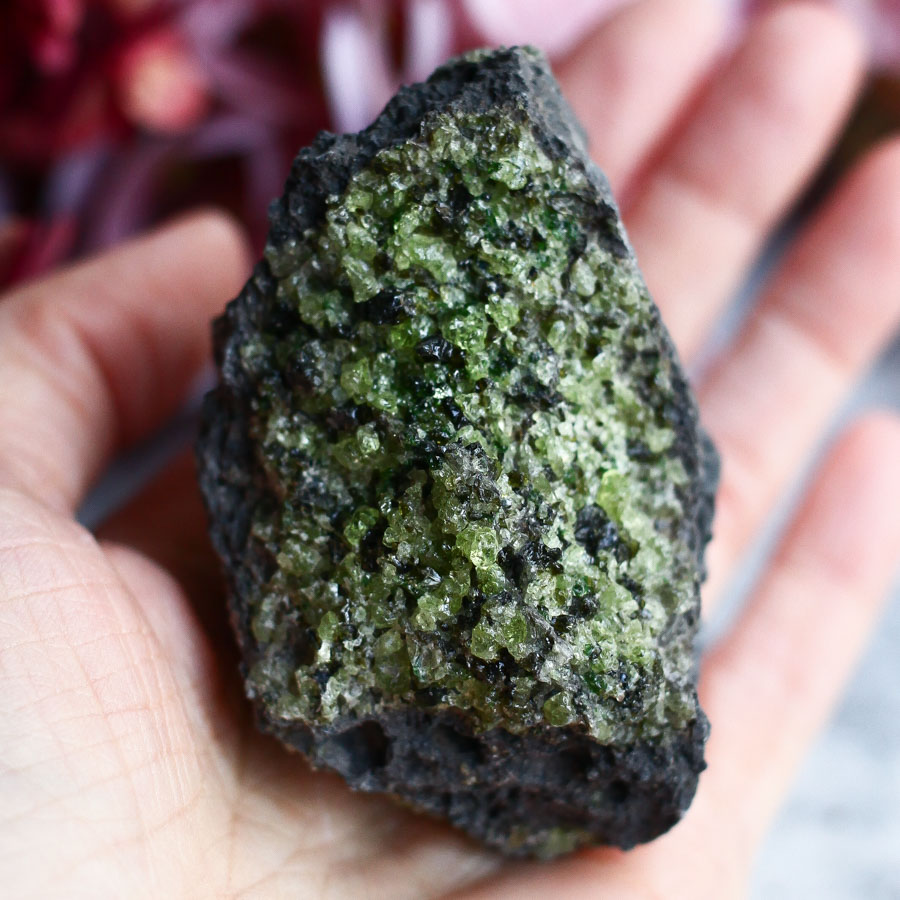 Хризолит на базальте