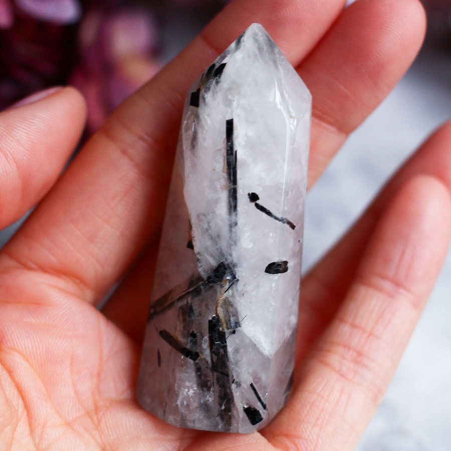 Турмалиновый кварц (кварц с шерлом) в форме кристалла-генератора