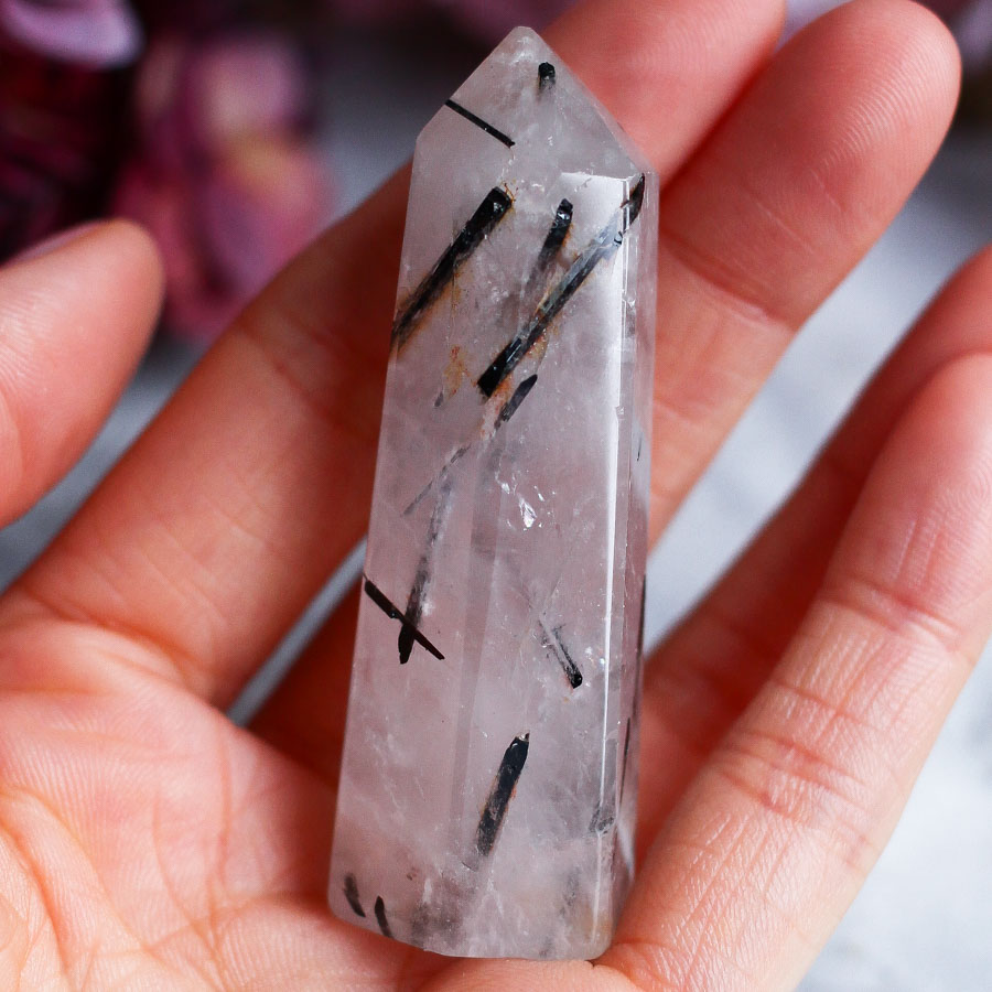 Турмалиновый кварц (кварц с шерлом) в форме кристалла-генератора