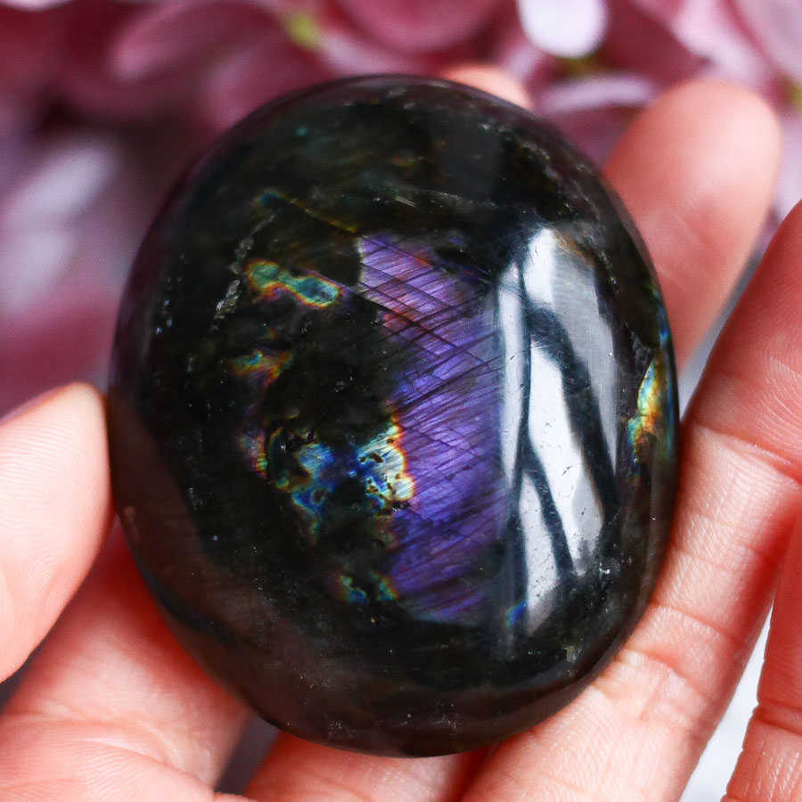 Лабрадор темный в форме гальки