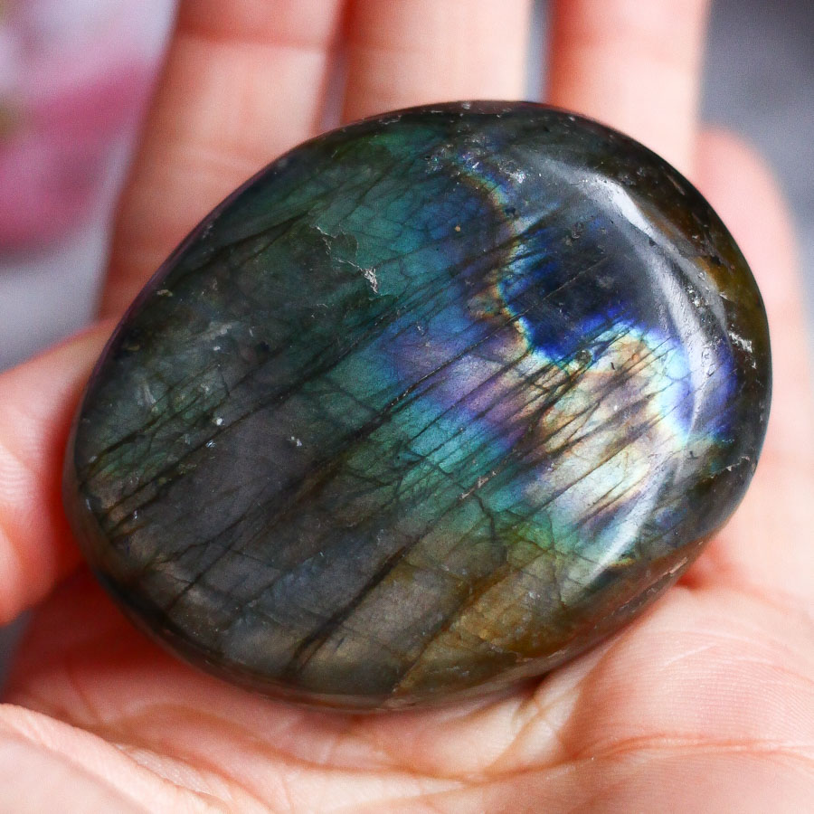 Лабрадор темный в форме гальки