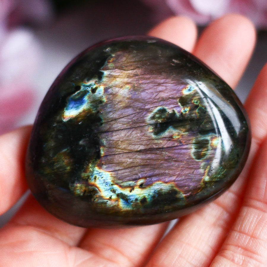 Лабрадор темный в форме гальки