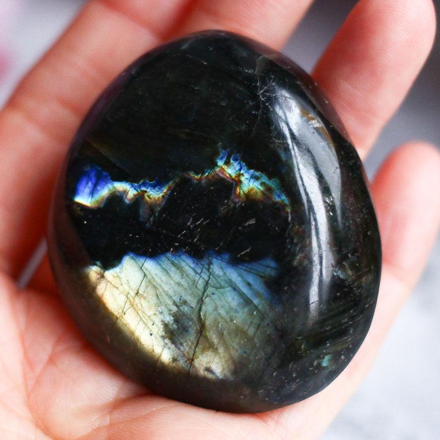 Лабрадор темный в форме гальки