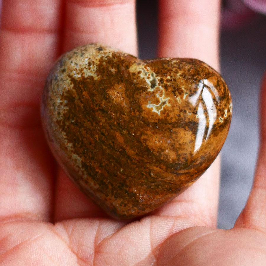 Океаническая яшма в форме сердца