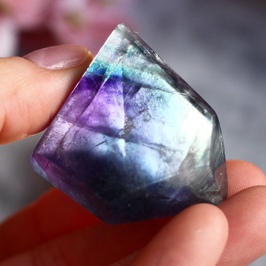 Флюорит ограненный