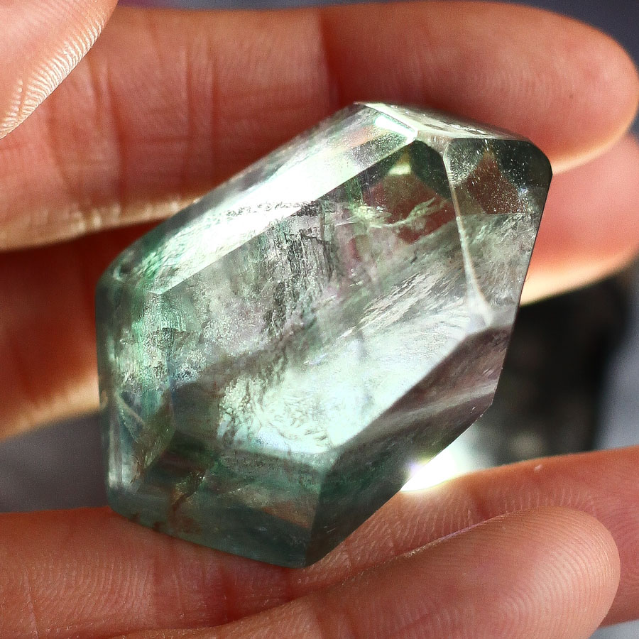 Флюорит ограненный