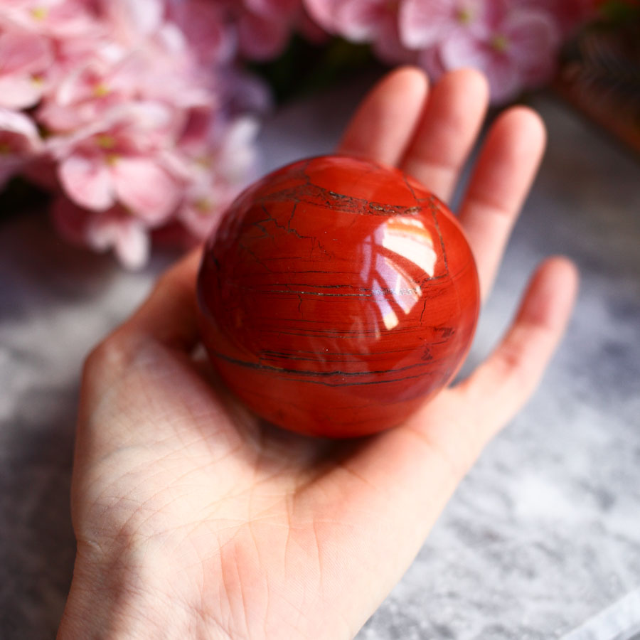 Красная яшма в форме шара