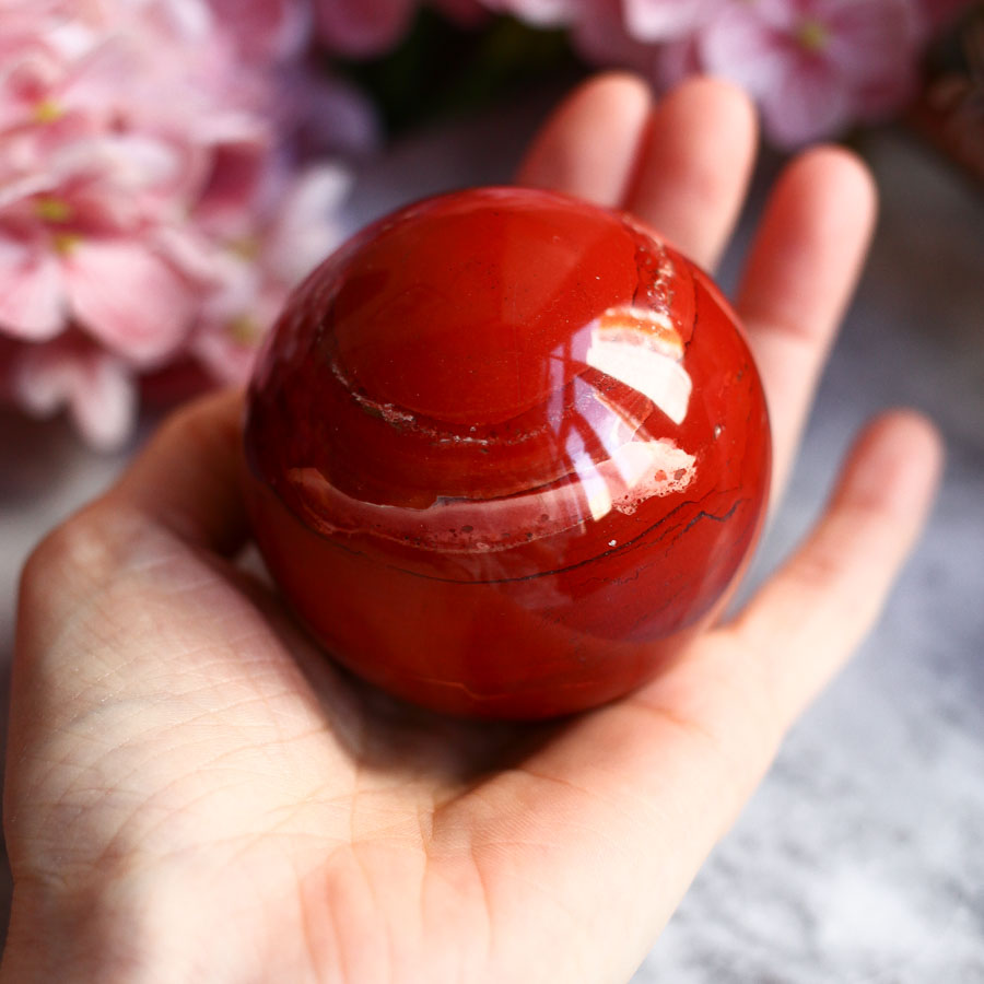 Красная яшма в форме шара
