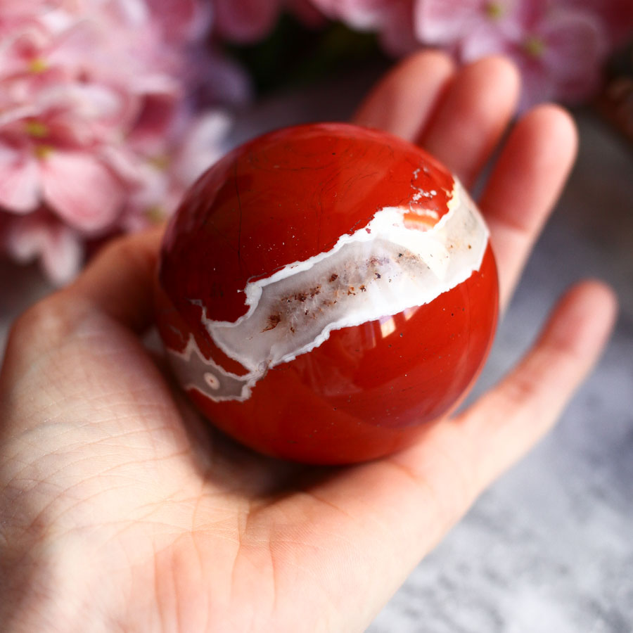 Красная яшма в форме шара