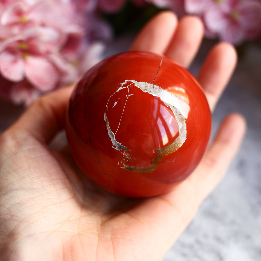 Красная яшма в форме шара