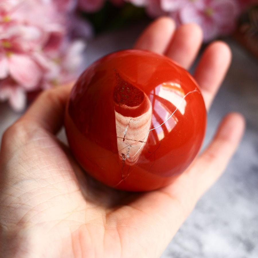 Красная яшма в форме шара