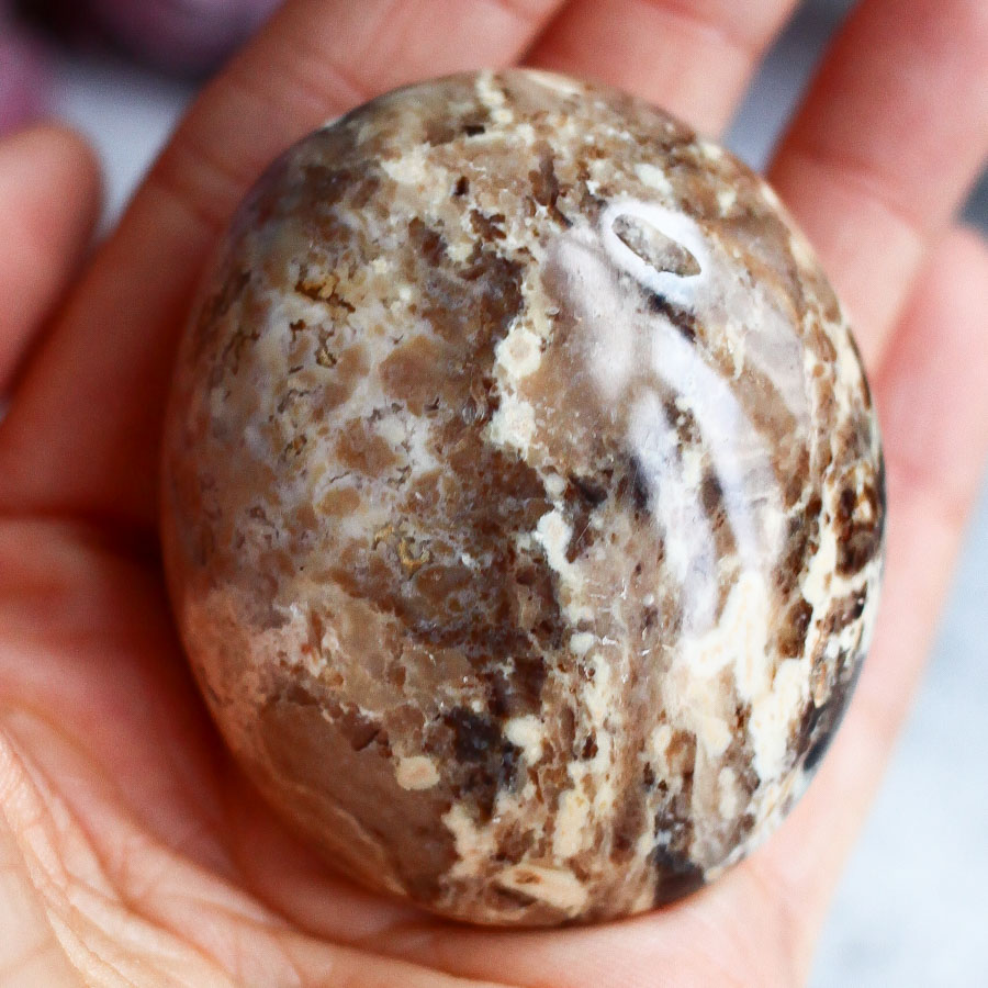 Мадагаскарский черный опал в форме гальки