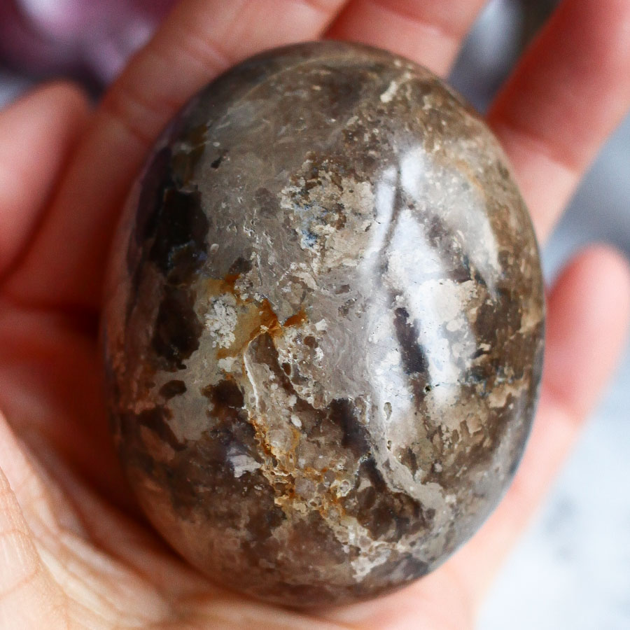 Мадагаскарский черный опал в форме гальки