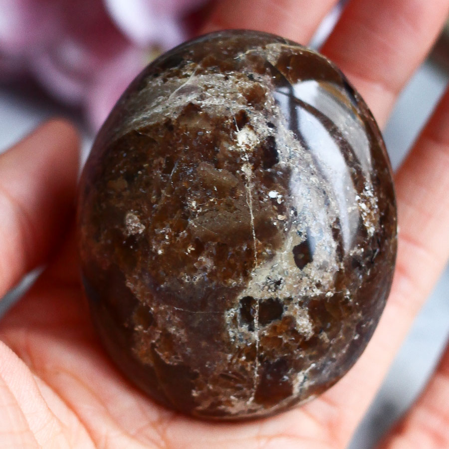 Мадагаскарский черный опал в форме гальки