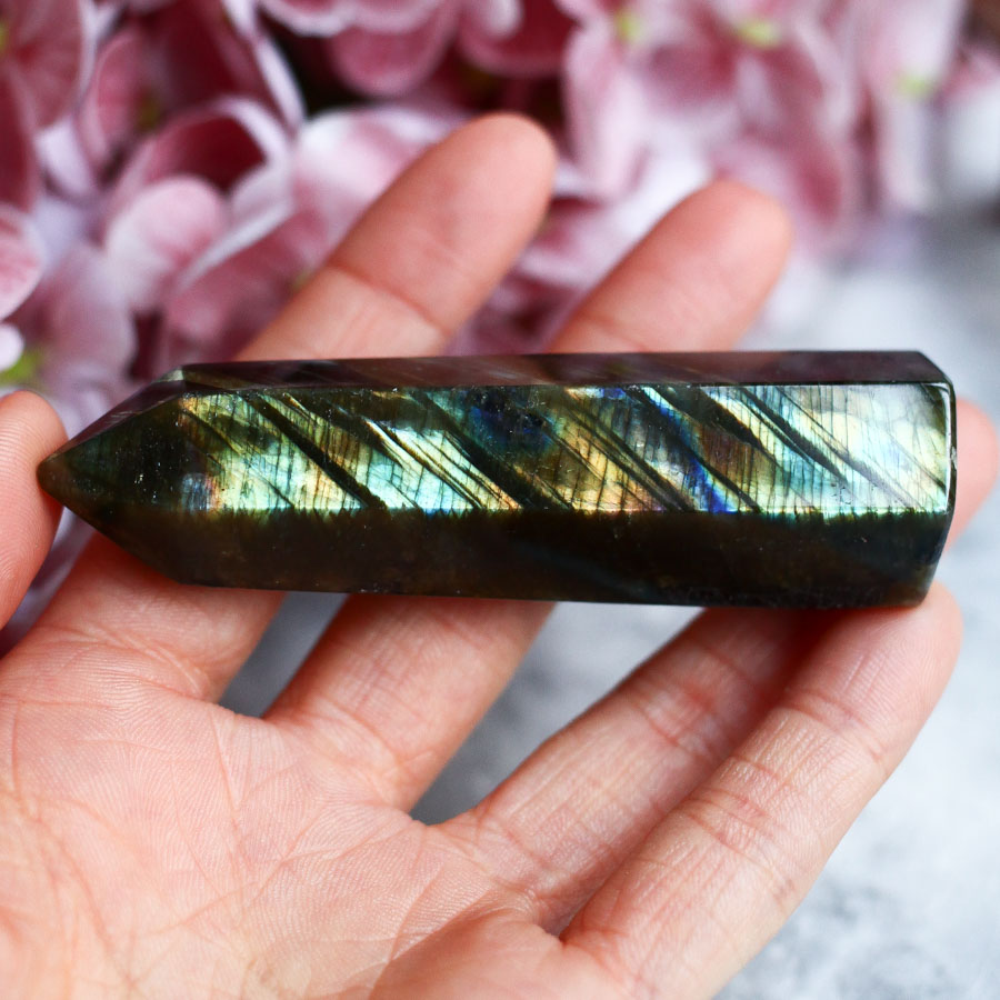 Лабрадор в форме кристалла-генератора