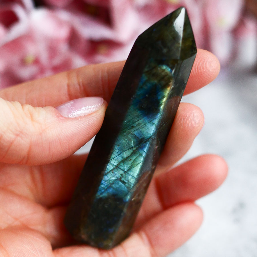 Лабрадор в форме кристалла-генератора