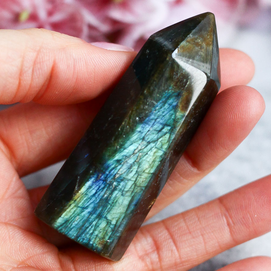 Лабрадор в форме кристалла-генератора