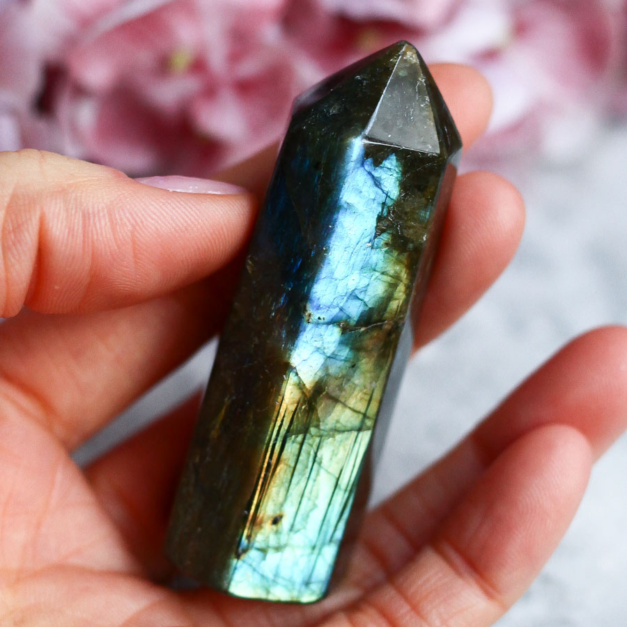 Лабрадор в форме кристалла-генератора