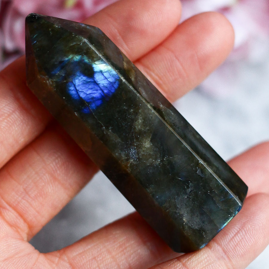 Лабрадор в форме кристалла-генератора