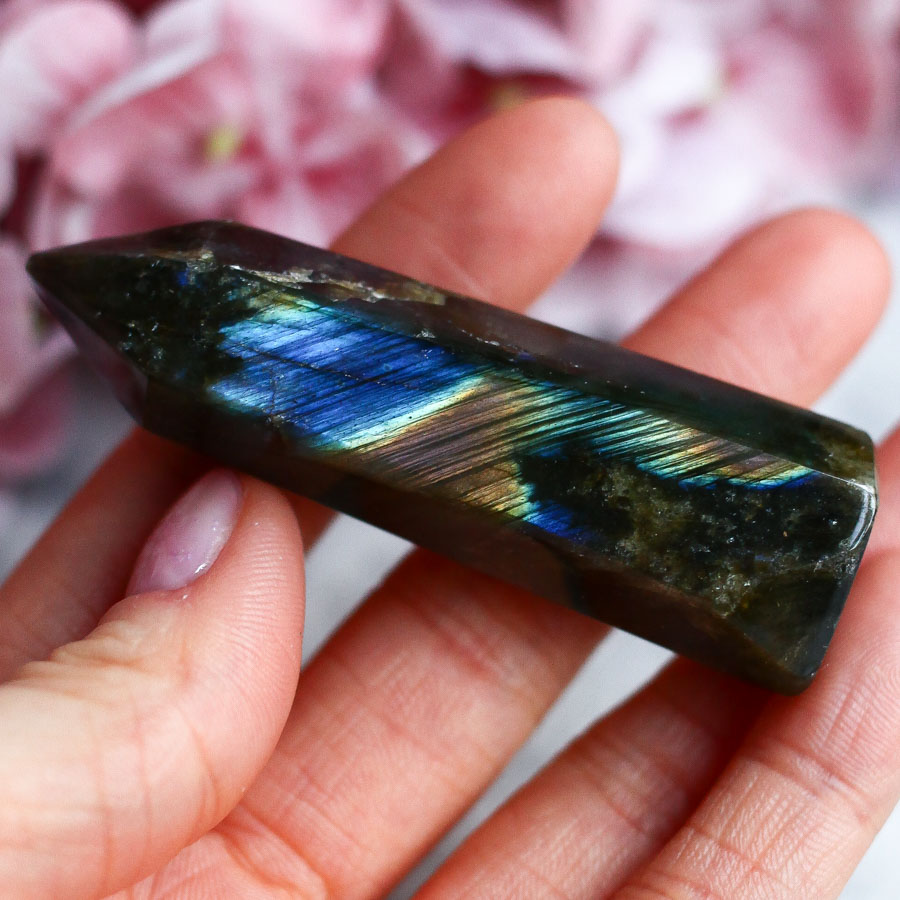 Лабрадор в форме кристалла-генератора