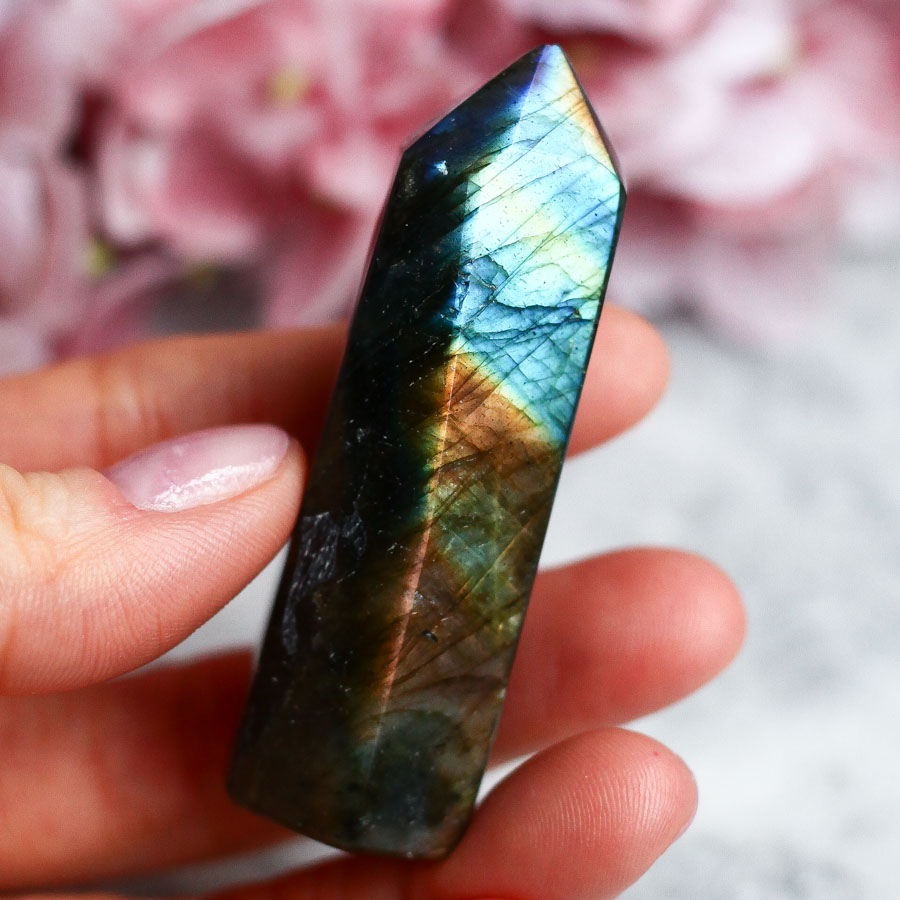 Лабрадор в форме кристалла-генератора