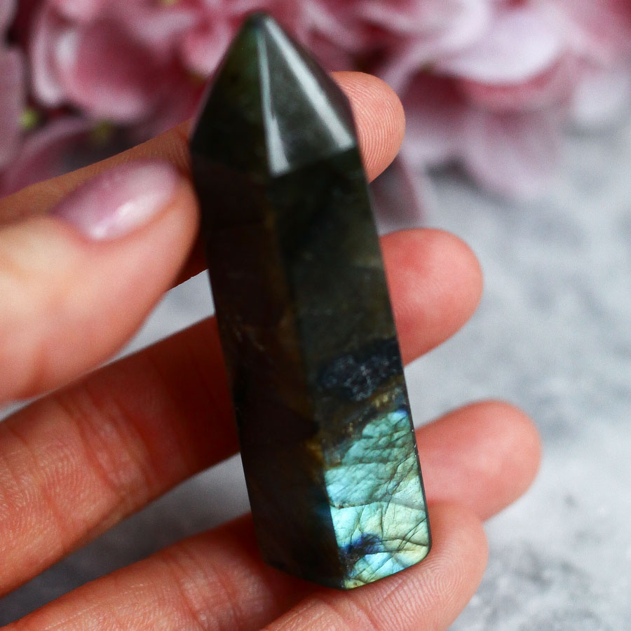 Лабрадор в форме кристалла-генератора