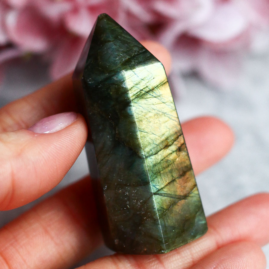 Лабрадор в форме кристалла-генератора