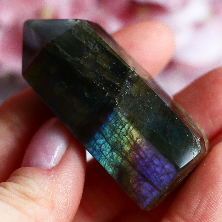 Лабрадор в форме кристалла-генератора