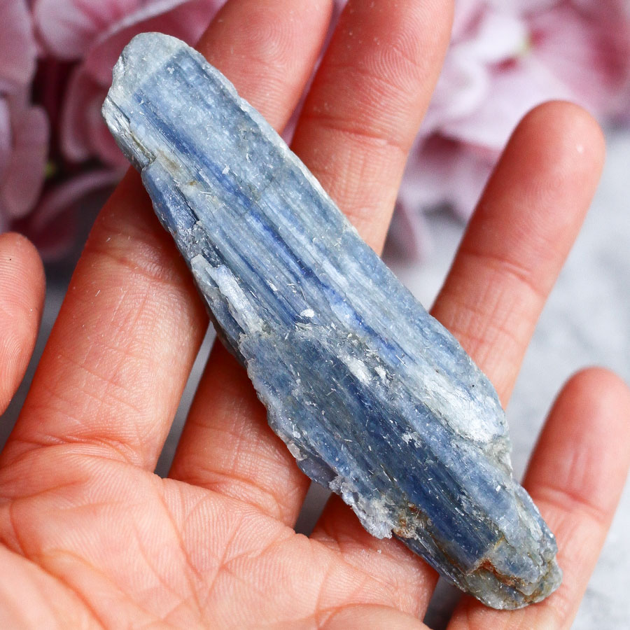 Кианит необработанный