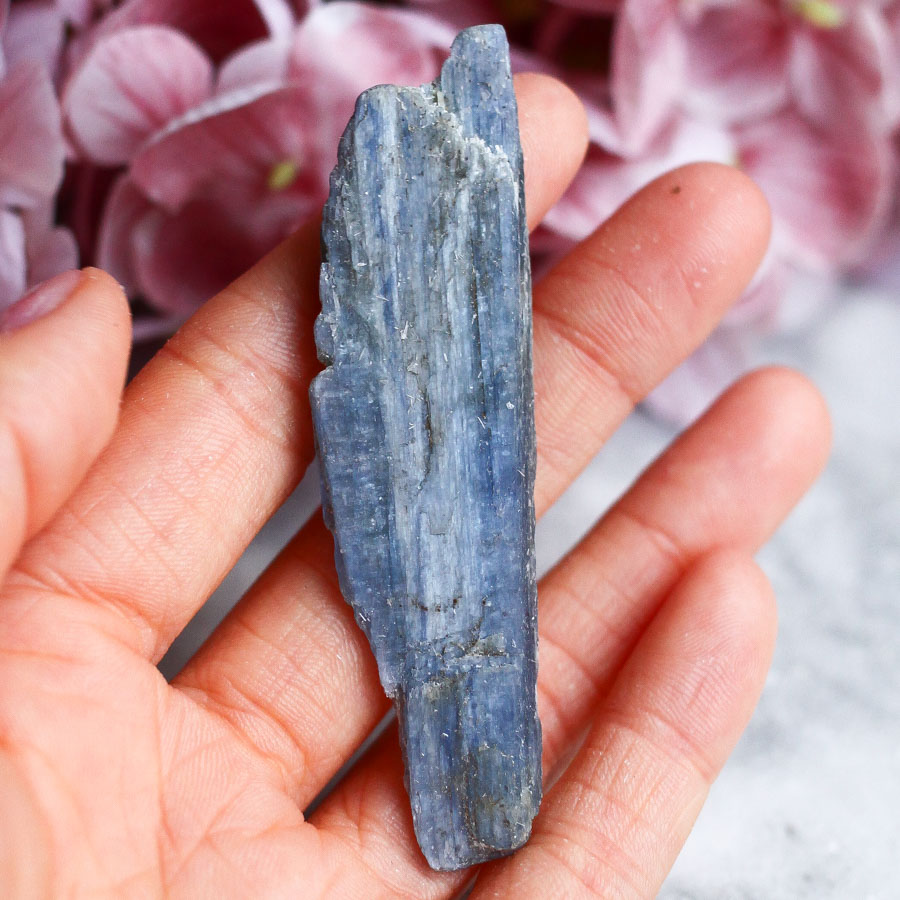 Кианит необработанный