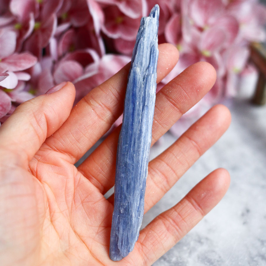 Кианит необработанный