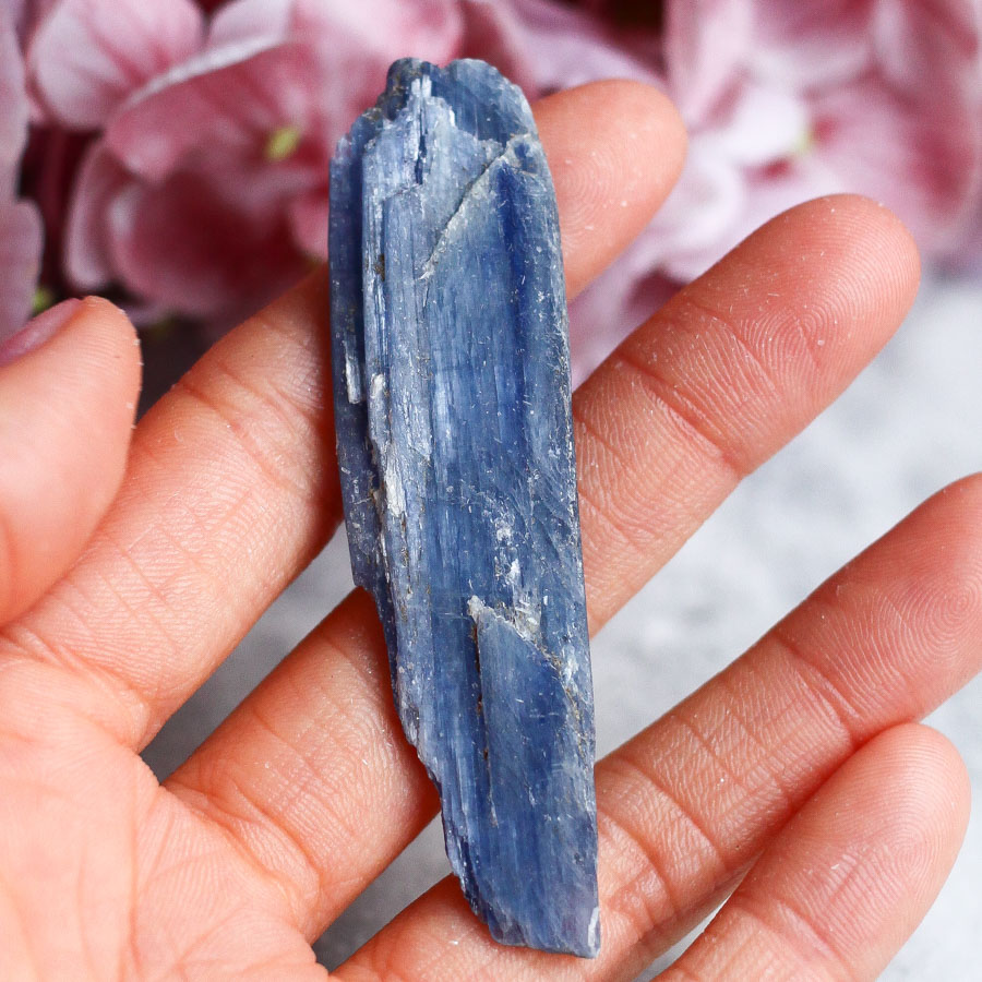 Кианит необработанный