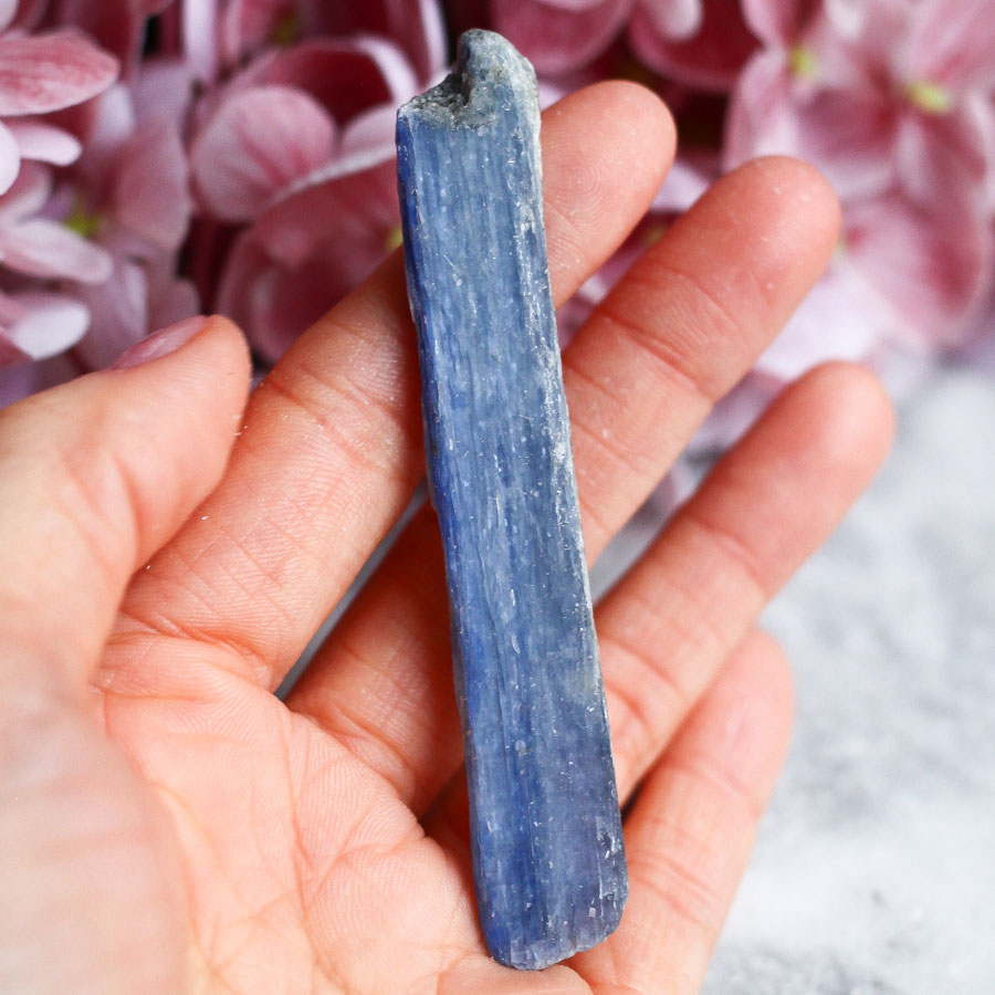 Кианит необработанный