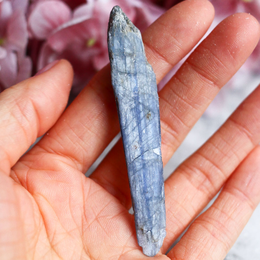 Кианит необработанный